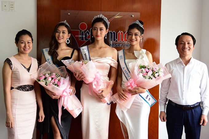 Đại diện báo VietNamNet trao hoa cho top 3 Hoa hậu Thế giới Việt Nam 2019. Ảnh: VietnamNet