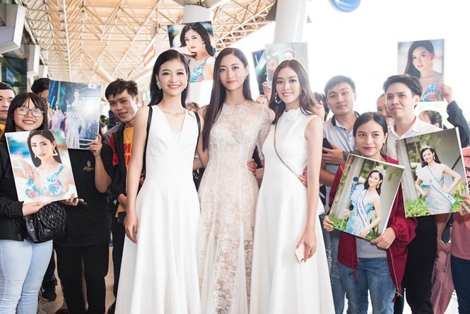 Top 3 Miss World Vietnam 2019 nhận được sự chào đón nồng nhiệt từ người hâm mộ ngay khi vừa đến sân bay Tân Sơn Nhất, TP. Hồ Chí Minh. Ảnh: BTC