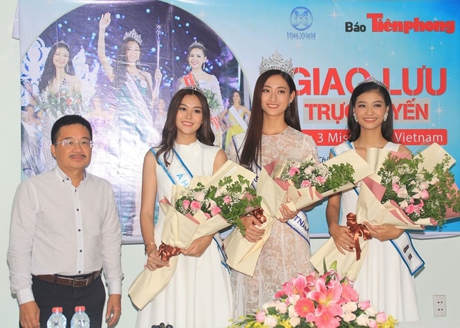 Nhà báo Vũ Tiến - Phó Tổng Biên tập báo Tiền Phong tặng hoa cho Top 3 Miss World Việt Nam 201. Ảnh: tienphong.vn