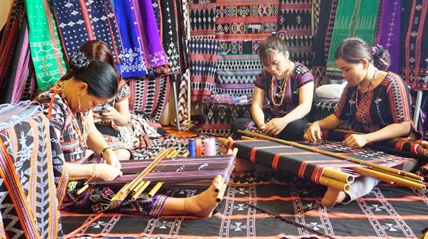 Các nghệ nhân dệt Dèng- một loại thổ cẩm truyền thống của đồng bào Tà - Ôi (huyện A Lưới, Thừa Thiên Huế) trình diễn nghề . Ảnh: Báo vanhoa