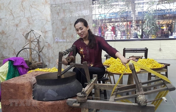 Kéo tơ tằm dệt lụa tại Làng lụa Vạn Phúc, Hà Nội. Ảnh: Báo vanhoa