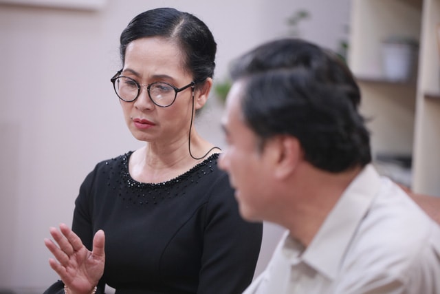 Nghệ sĩ Lan Hương vào vai nữ trưởng phòng khó tính.