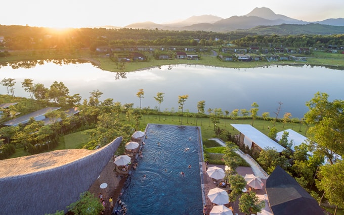 Flamingo Đại Lải Resort tọa lạc tại một vùng bán sơn địa nên thơ.