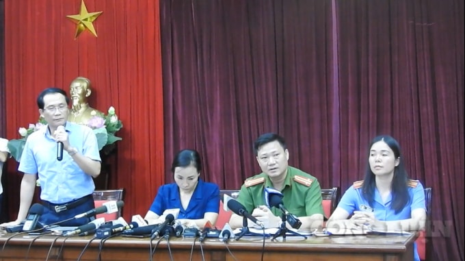 Ông Phạm Ngọc Anh (Trưởng phòng giáo dục quận Cầu Giấy) trả lời báo chí trong buổi họp báo. Ảnh: Hùng Long