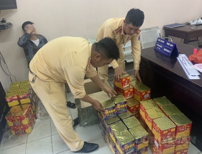 Đội Cảnh sát giao thông số 15 kịp thời phát hiện, bắt giữ hai đối tượng vận chuyển trái phép 120kg pháo