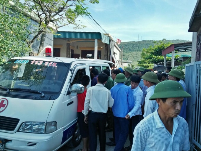 Gia đình đưa các em về mai táng