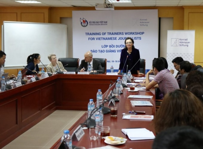 PGS.TS Đinh Thị Thúy Hằng - Giám đốc Trung tâm Bồi dưỡng nghiệp vụ báo chí – Hội Nhà báo Việt Nam phát biểu khai giảng tại khóa “Đào tạo giảng viên” do Trung tâm BDNVBC phối hợp với Tổ chức ActionAid tổ chức tại Hà Nội.