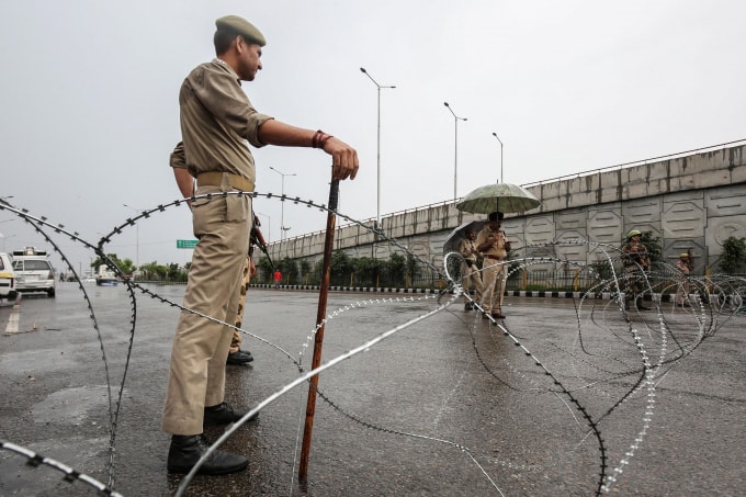 Cảnh sát Ấn Độ tại Kashmir. Ảnh: Reuters