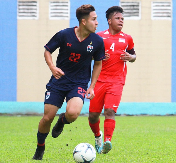 U18 Thái Lan (áo sẫm) bất ngờ bị cầm hòa ở trận đấu đầu tiên. Ảnh: VFF