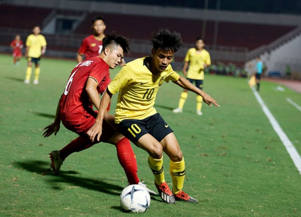 U18 Malaysia đã gây ra nhiều khó khăn cho U18 Việt Nam. Ảnh: VFF