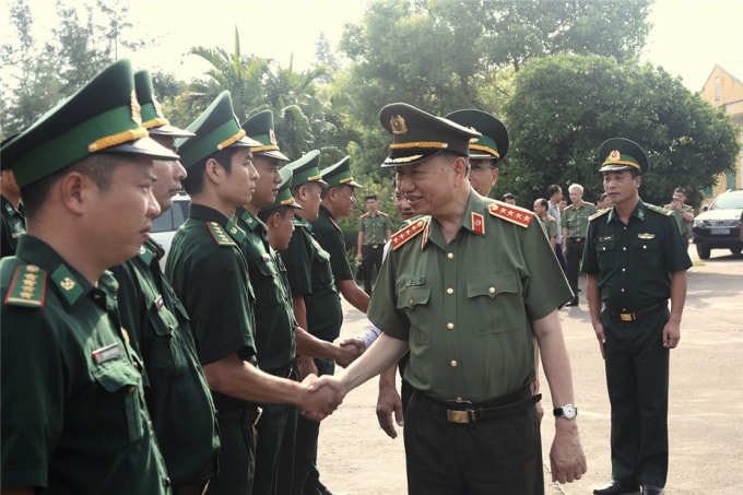 Đại tướng Tô Lâm thăm CBCS Đồn Biên phòng Trà Cổ.Ảnh BCA