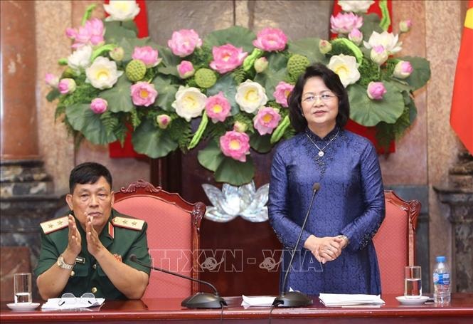 Phó Chủ tịch nước Đặng Thị Ngọc Thịnh phát biểu động viên và giao nhiệm vụ cho các đại biểu Ban liên lạc truyền thống Hội Cựu chiến binh Sư đoàn 308. Ảnh: TTXVN