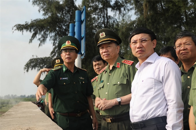 Đại tướng Tô Lâm khảo sát thực tế Vành đai biên giới tại TP. Móng Cái. Ảnh BCA