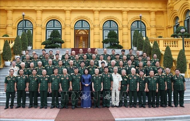 Phó Chủ tịch nước Đặng Thị Ngọc Thịnh chụp ảnh lưu niệm với các đại biểu Ban liên lạc truyền thống Hội Cựu chiến binh Sư đoàn 308. Ảnh:TTXVN