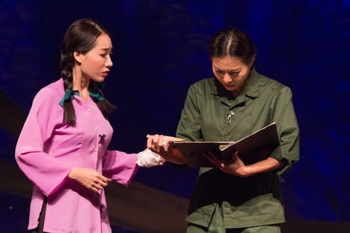 Diễn viên Thanh Hương (vai bác sĩ Nga) nhận giải thưởng Nữ diễn viên xuất sắc nhất. Ảnh: NHKHN