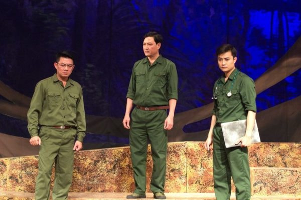 Mâu thuẫn xảy ra khi 2 bác sĩ giỏi nhất của Trạm quân y là bác sĩ Hải và bác sĩ Sơn lại có quyết định khác nhau... Ảnh: NHKHN