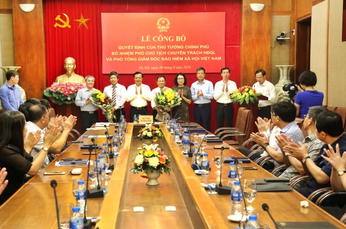 Phát biểu tại buổi Lễ, Bộ trưởng Đinh Tiến Dũng nhiệt liệt chào mừng và chúc mừng Hội đồng quản lý, BHXH Việt Nam có thêm lãnh đạo mới.