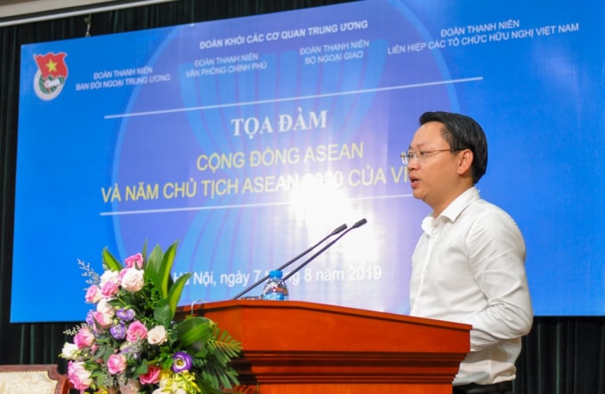 Đồng chí Trần Hữu - Ủy viên Ban Thường vụ Trung ương Đoàn, Bí thư Đoàn Khối các cơ quan Trung ương phát biểu tại Tọa đàm