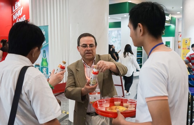 Khách tham quan đặc biệt quan tâm đến các sản phẩm của Tân Hiệp Phát tại triển lãm.