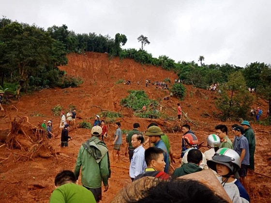 Lực lượng chức năng đang khẩn trương tìm kiếm các nạn nhân bị mất tích.