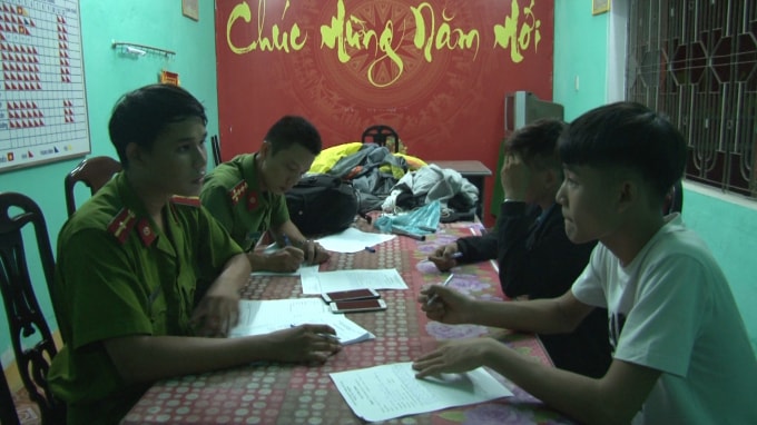 Các đối tượng được đưa về công an để lấy lời khai.