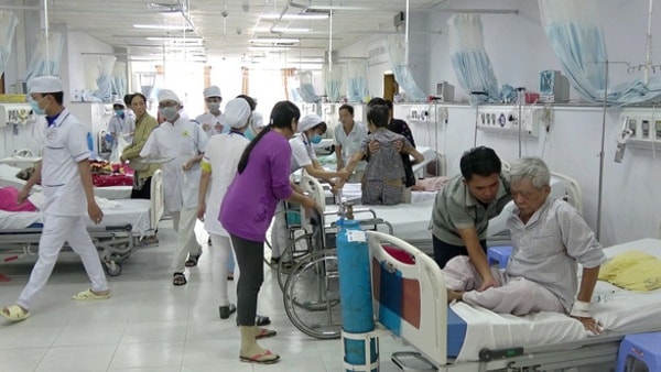 Nhiều bệnh viện, cơ sở y tế đang thiếu hụt bác sĩ trầm trọng. Ảnh minh họa