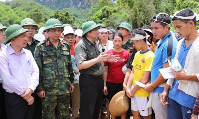 Đồng chí Phạm Minh Chính, Ủy viên Bộ Chính trị, Bí thư Trung ương Đảng, Trưởng Ban Tổ chức Trung ương, thăm hỏi, động viên người dân bản Sa Ná, xã Na Mèo (Quan Sơn)