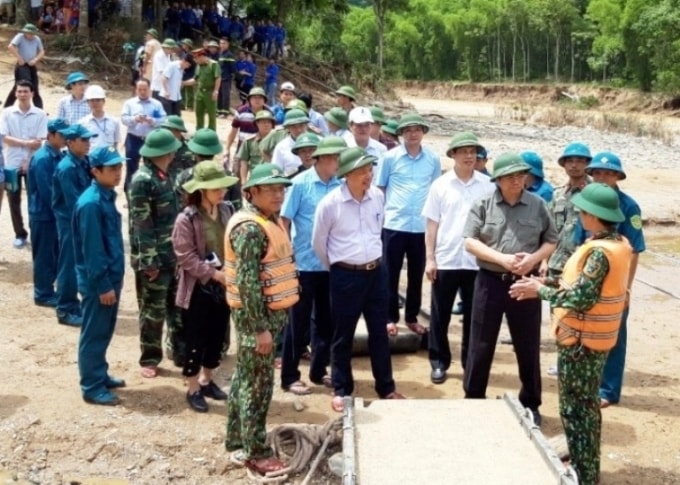 Đồng chí Phạm Minh Chính, Ủy viên Bộ Chính trị, Bí thư Trung ương Đảng, Trưởng Ban Tổ chức Trung ương động viên các lực lượng đang làm nhiệm vụ khắc phục hậu quả mưa lũ tại bản Sa Ná, xã Na Mèo.