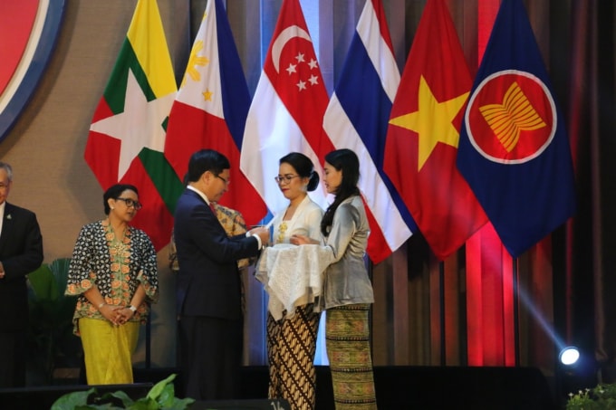 Phó Thủ tướng Phạm Bình Minh chuyển thông điệp của Thủ tướng Chính phủ Việt Nam Nguyễn Xuân Phúc vào Hộp thông điệp tương lai tại trụ sở mới của Ban Thư ký ASEAN. Ảnh: Bộ Ngoại giao