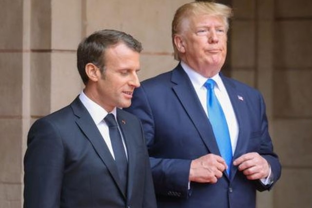 Tổng thống Mỹ Donald Trump (phải) và người đồng cấp Pháp Emmanuel Macron. Ảnh: Reuters