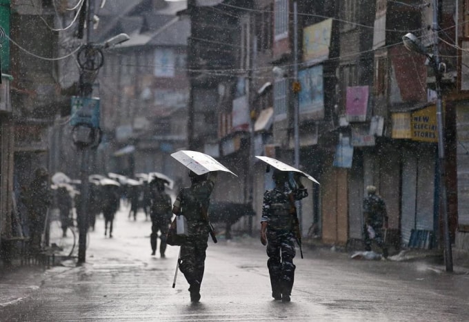 Quân đội Ấn Độ tuần tra tại Kashmir. Ảnh: Reuters