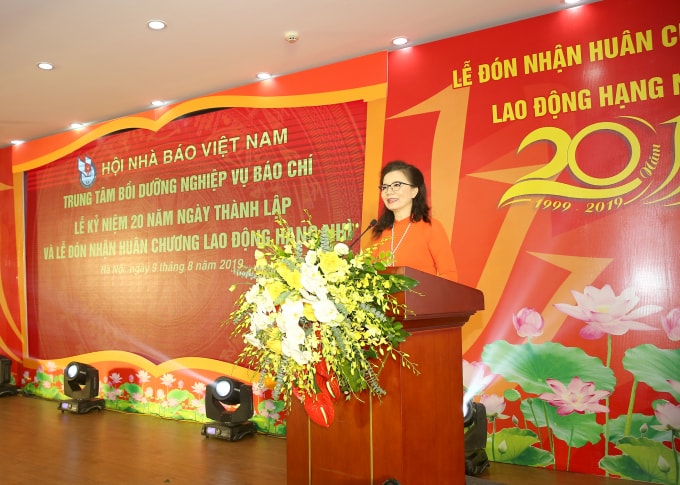 Đồng chí Đinh Thị Thúy Hằng, Giám đốc Trung tâm Bồi dưỡng nghiệp vụ báo chí phát biểu tại buổi lễ. Ảnh: Sơn Hải