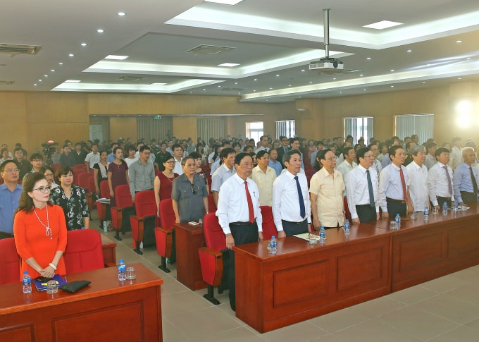 Các đồng chí Đại biểu, khách mời tham dự làm lễ chào cờ. Ảnh: Sơn Hải
