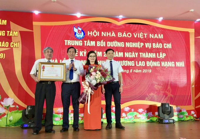 Đồng chí Thuận Hữu, Ủy viên Trung ương Đảng, Tổng Biên tập Báo Nhân dân, Phó trưởng Ban Tuyên giáo Trung ương, Chủ tịch Hội Nhà báo Việt Nam trao Huân chương Lao động Hạng Nhì cho Trung tâm Bồi dưỡng nghiệp vụ báo chí. Ảnh: Hoàng Huy