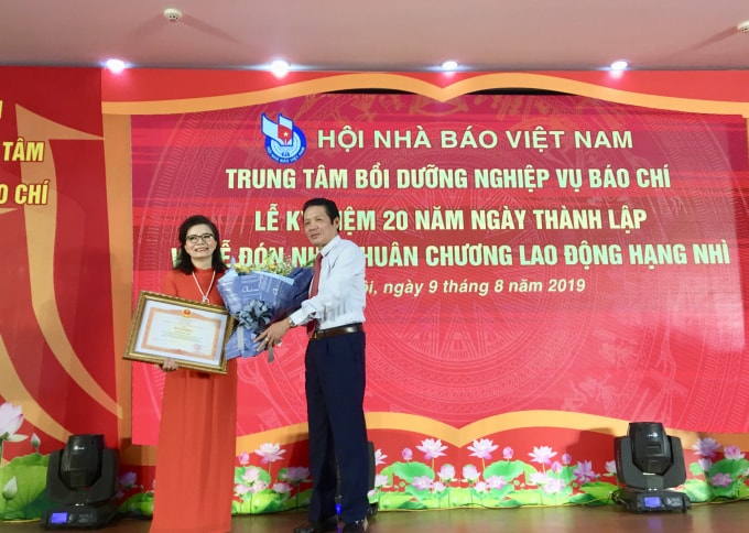 Đồng chí Hoàng Vĩnh Bảo, Thứ trưởng Bộ Thông tin và Truyền thông trao Bằng khen của Thủ tướng Chính Phủ cho bà Đinh Thị Thúy Hằng, Giám đốc Trung tâm Bồi dưỡng nghiệp vụ báo chí. Ảnh: Hoàng Huy