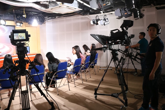 Trung tâm được trang bị 01 studio truyền hình, 01 studio phát thanh, 01 phòng máy tính đa phương tiện và các phòng học, phòng hội thảo