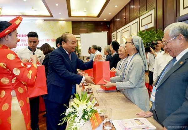 Thủ tướng tặng quà cho các chức sắc, chức việc tôn giáo tham gia buổi gặp mặt. Ảnh: VGP