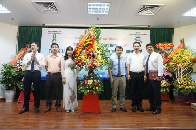 GS Phạm Như Hiệp, Giám đốc Bệnh viện chụp ảnh lưu niệm cùng với lãnh đạo Trung tâm ghép tạng.