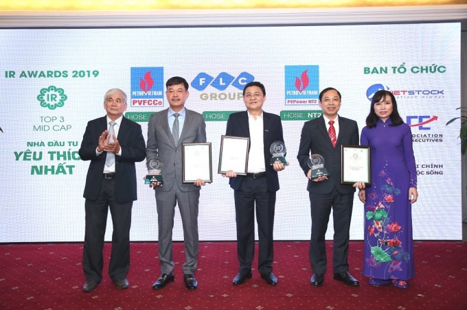 Ông Lê Cự Tân (thứ 2 từ trái sang) đại diện PVFCCo nhận danh hiệu Top 3 DNNY nhóm Midcap có hoạt động IR được NĐT yêu thích nhất.