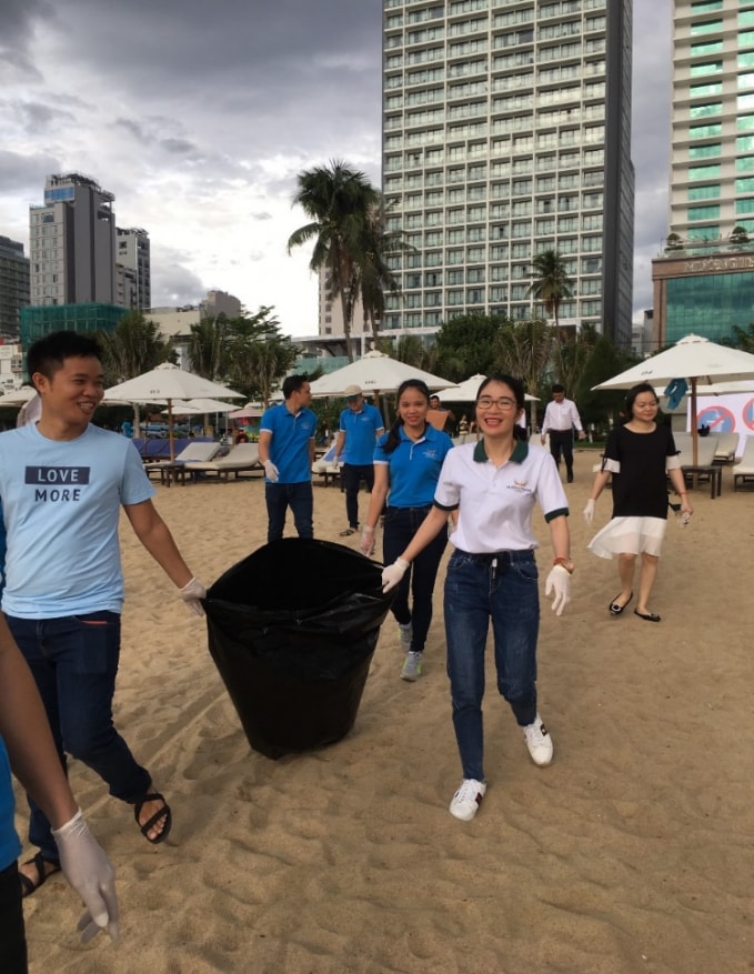 Cán bộ nhân viên Mường Thanh Nha Trang hào hứng tiến về khu vực bãi biển trước cửa khách sạn.