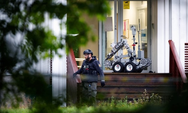 Cảnh sát bên ngoài nhà thờ Al-Noor. Ảnh: Reuters