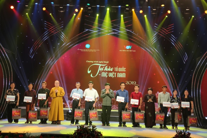 Tổng Giám đốc Đài Tiếng nói VN Nguyễn Thế Kỷ và Hòa thượng Thích Thanh Nhiễu - Phó Chủ tịch Thường trực Hội đồng Trị sự Trung ương GHPGVN cùng trao quà cho các gia đình, thân nhân liệt sỹ, người có công với cách mạng. Nguồn: GHPGVN