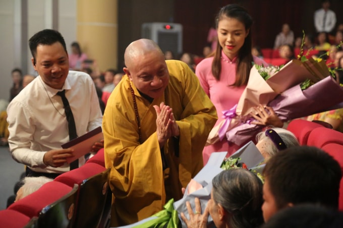 Hòa thượng Thích Gia Quang trao quà tới các Mẹ Việt Nam Anh hùng. Nguồn: GHPGVN