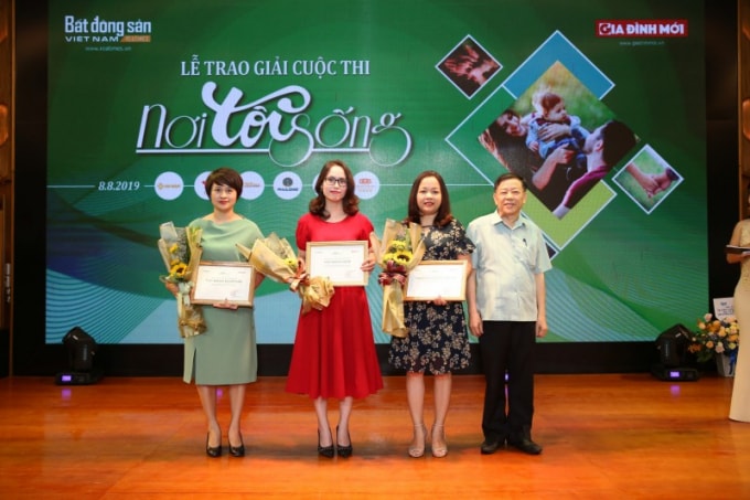 Đại diện Tập đoàn GFS (thứ 2 từ trái sang) nhận chứng nhận từ Ban tổ chức.