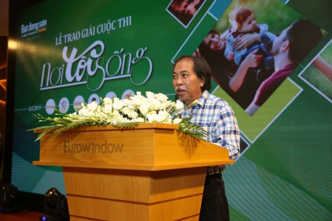 Nhà văn Nguyễn Quang Thiều - Phó Chủ tịch Hội Nhà văn Việt Nam, Thường trực Hội đồng giám khảo phát biểu tại Lễ trao giải.