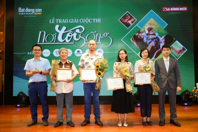 Tác giả Nguyễn Thị Thu Trang - Cư dân Five Star Garden (thứ 3 từ phải sang) nhận giải thưởng Cuộc thi “Nơi tôi sống”.