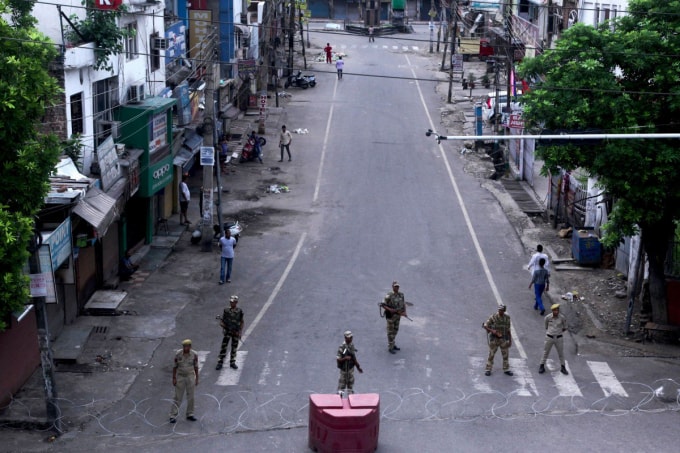 Cảnh sát Ấn Độ tuần tra trên đường tại Kashmir. Ảnh: AFP