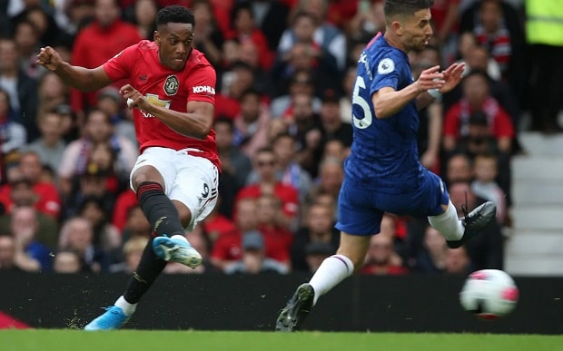 Anthony Martial cũng điền tên mình lên bảng điện tử. Ảnh: Getty