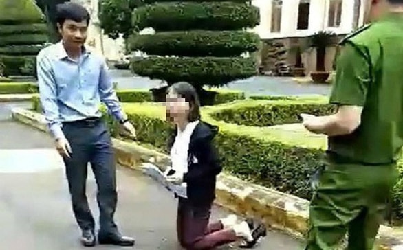 Cô giáo quỳ gối