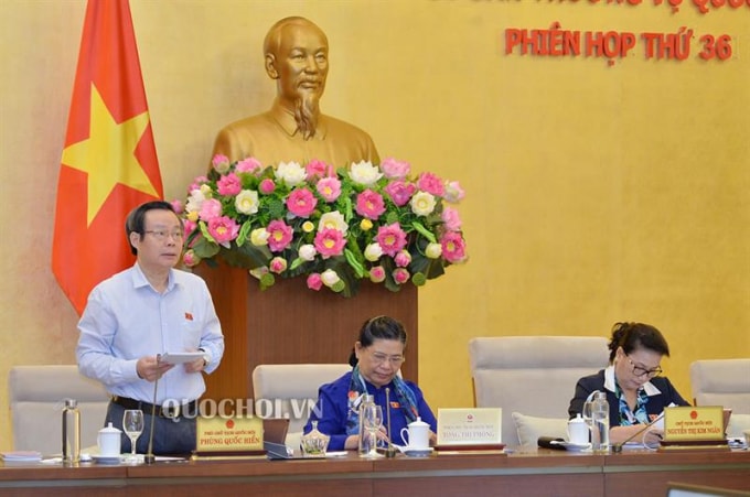 Phó Chủ tịch Quốc hội Phùng Quốc Hiển phát biểu tại phiên họp.